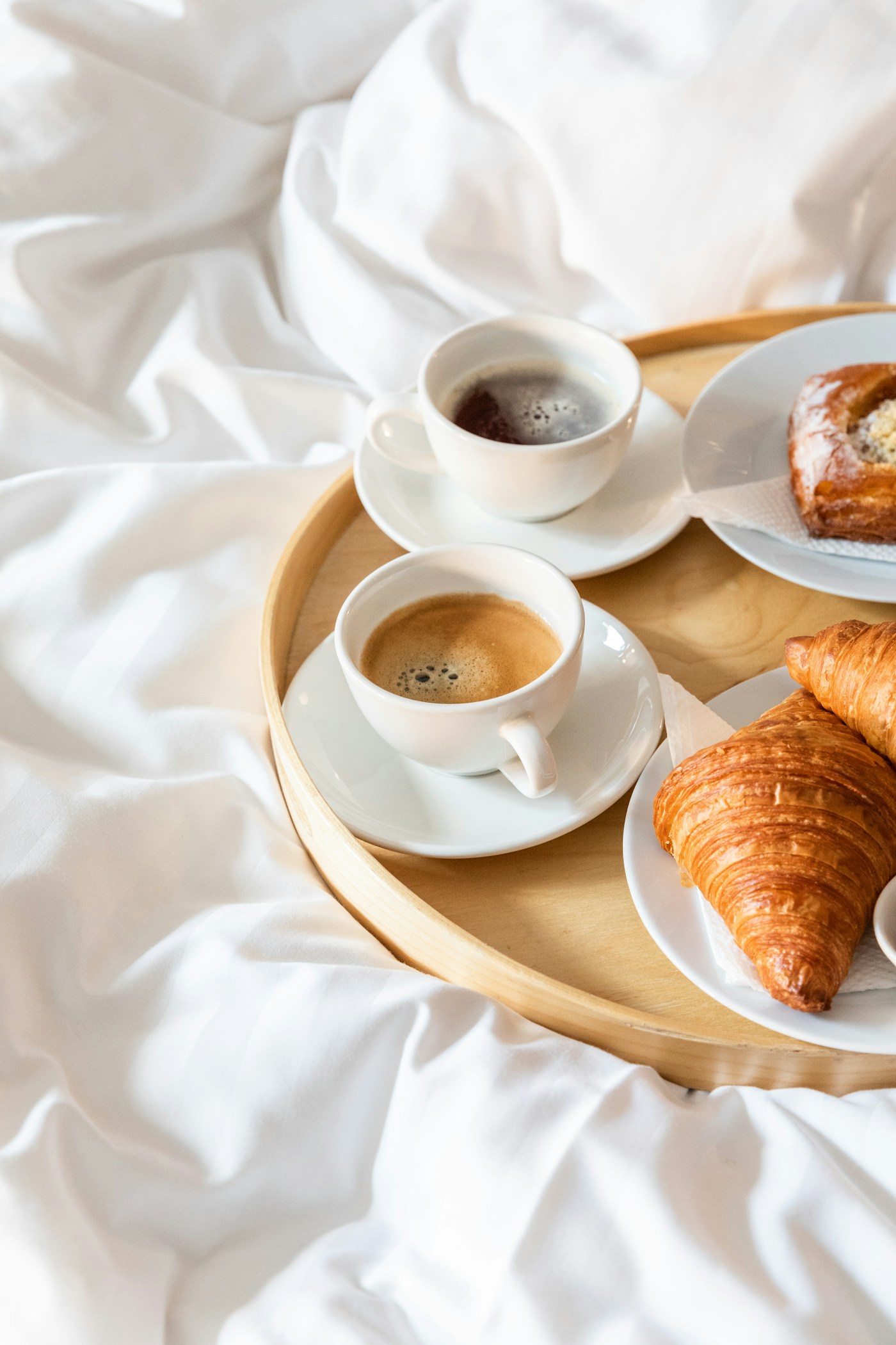 トレイのコーヒーとクロワッサン